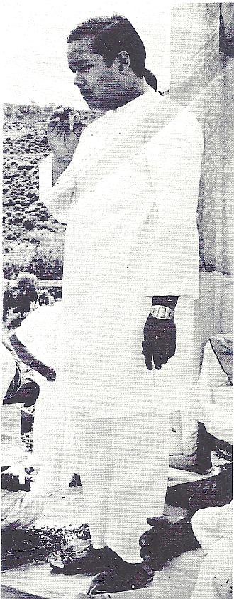 Prem Rawat Inspirational Speaker gives Holy Breath While Standing, 1971