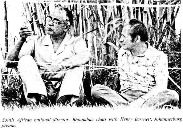 South African national director, Bhoolabai, chats with Henry Barrnett, Johannesburg premie