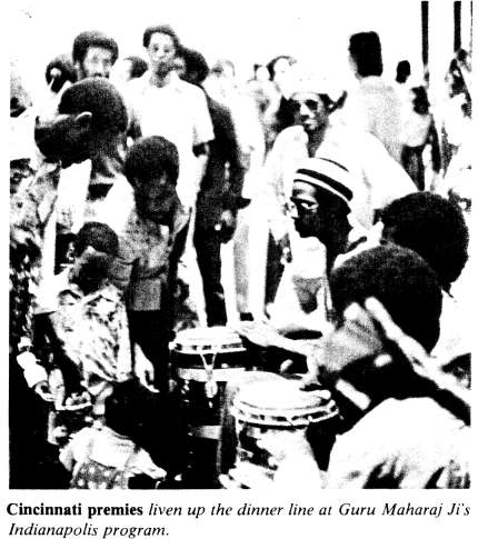 Cincinnati premies liven up the dinner line at Guru Maharaj Ji's Indianapolis program