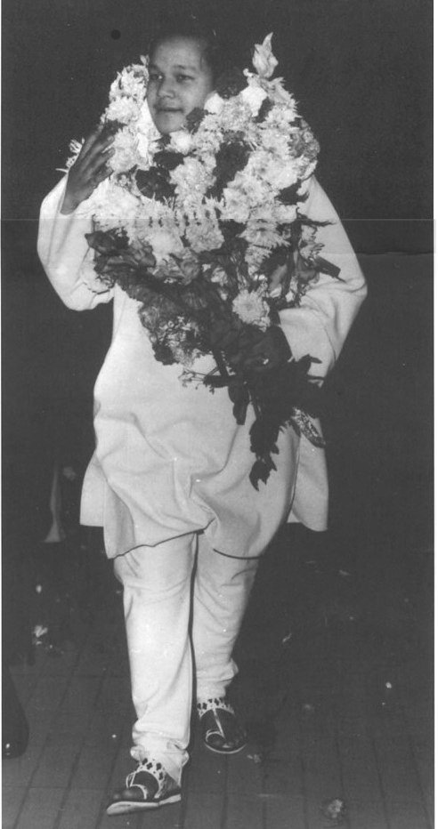Maharaji arrives at London's Heathrow Airport at 8.15am, 17 June 1971 Prem Rawat Inspirational Speaker arrives at Heathrow Airport, 1971