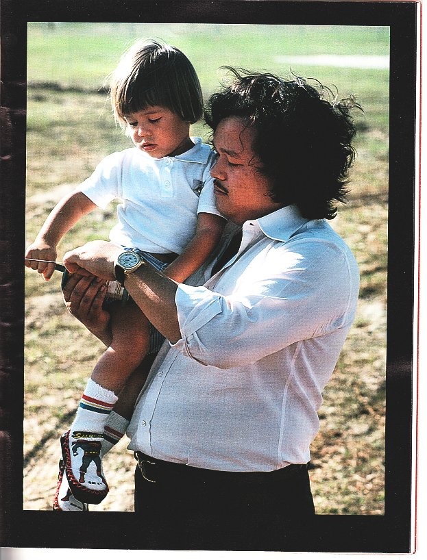 Prem Rawat Inspirational Speaker With Child at Hans Jayanti 1978