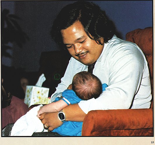 Prem Rawat Inspirational Speaker with child 1978