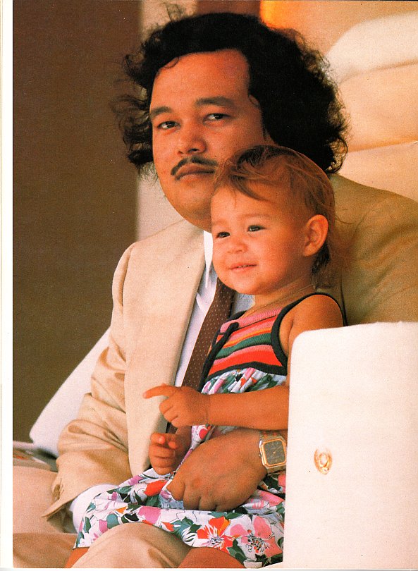 Prem Rawat Inspirational Speaker with child on stage in 1979