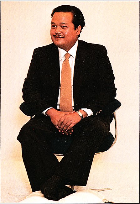 Prem Rawat Inspirational Speaker On Stage With Lotus Feet On Pillow, 1980