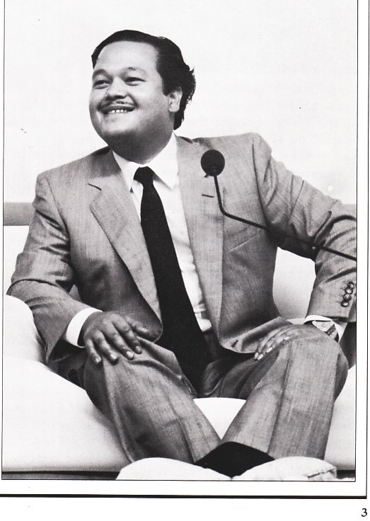 Prem Rawat Inspirational Speaker On Stage In Armani, 1980