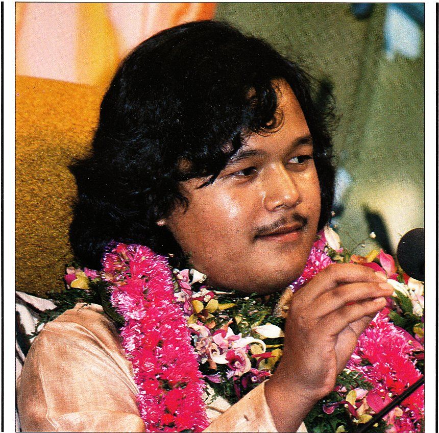 Prem Rawat Inspirational Speaker with Leis 1975