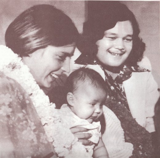 Prem Rawat aka (Guru) Maharaji, his wife Durga Ji (Marolyn Rawat (nee Johnson) and daughter in 1975