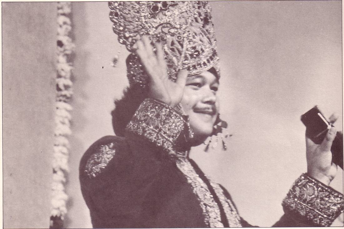 Prem Rawat Inspirational Speaker Dressed As Krishna Crowned On Stage1978 Prem Rawat Inspirational Speaker Dressed As Krishna Crowned On Stage 1978