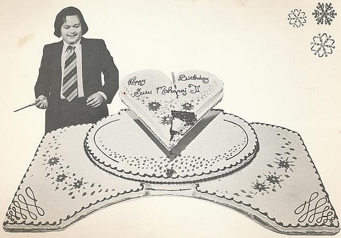Prem Rawat cuts his birthday cake