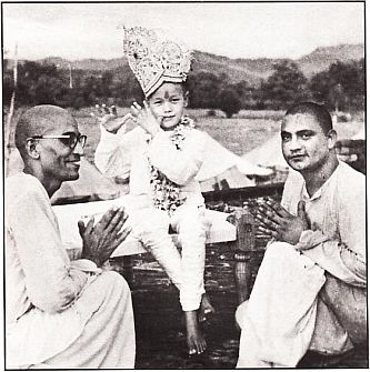 Mahatmas Gurucharanand and Sampuranand Worship the Young Satguru Maharaji (Prem Rawat)