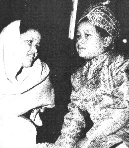 Mata Ji with her son the Godboy Prem Rawat (Maharaji) Mata Ji with her son the Godboy Prem Rawat (Maharaji)