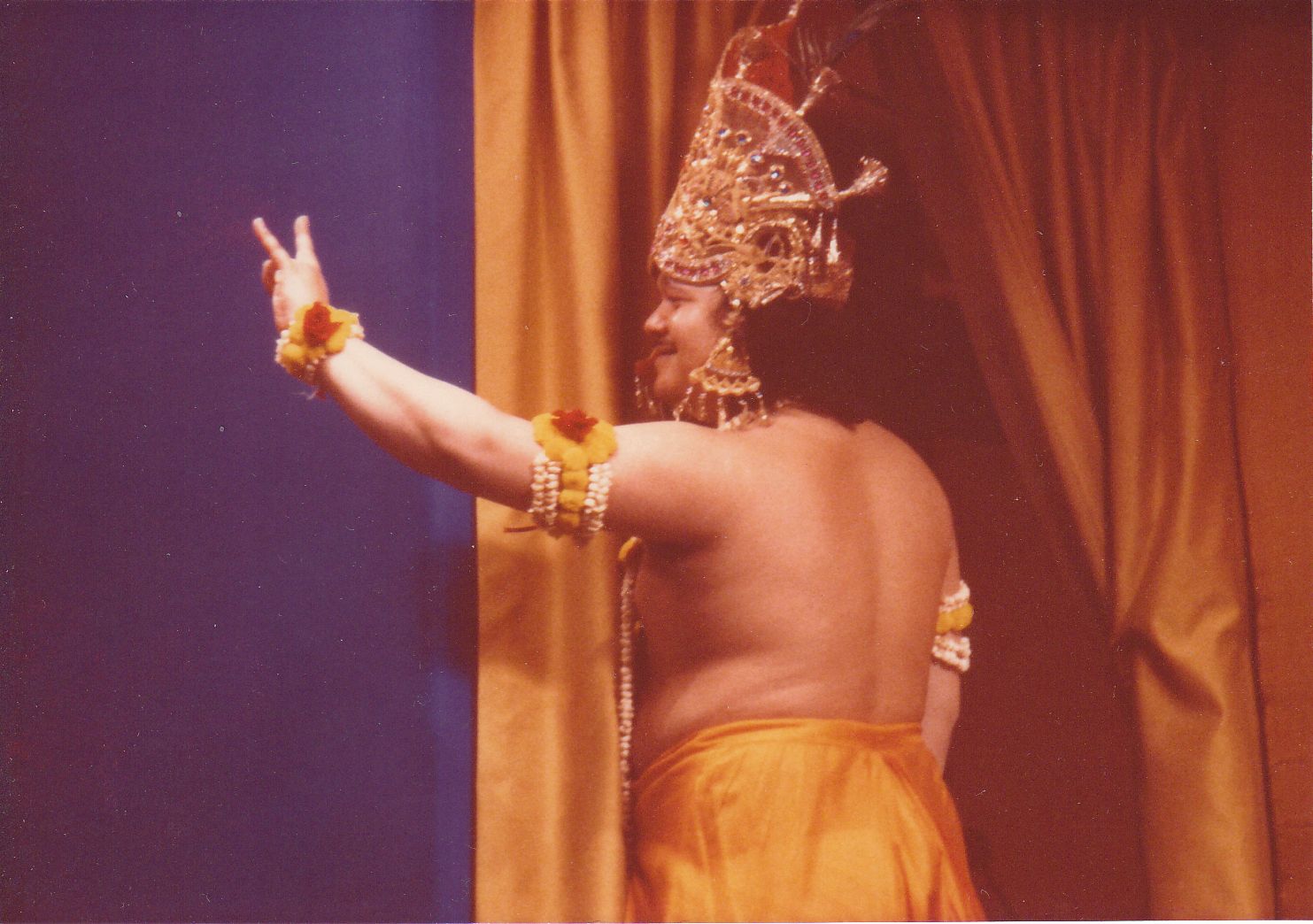 Prem Rawat Inspirational Speaker Dressed As Krishna With Crown On Stage