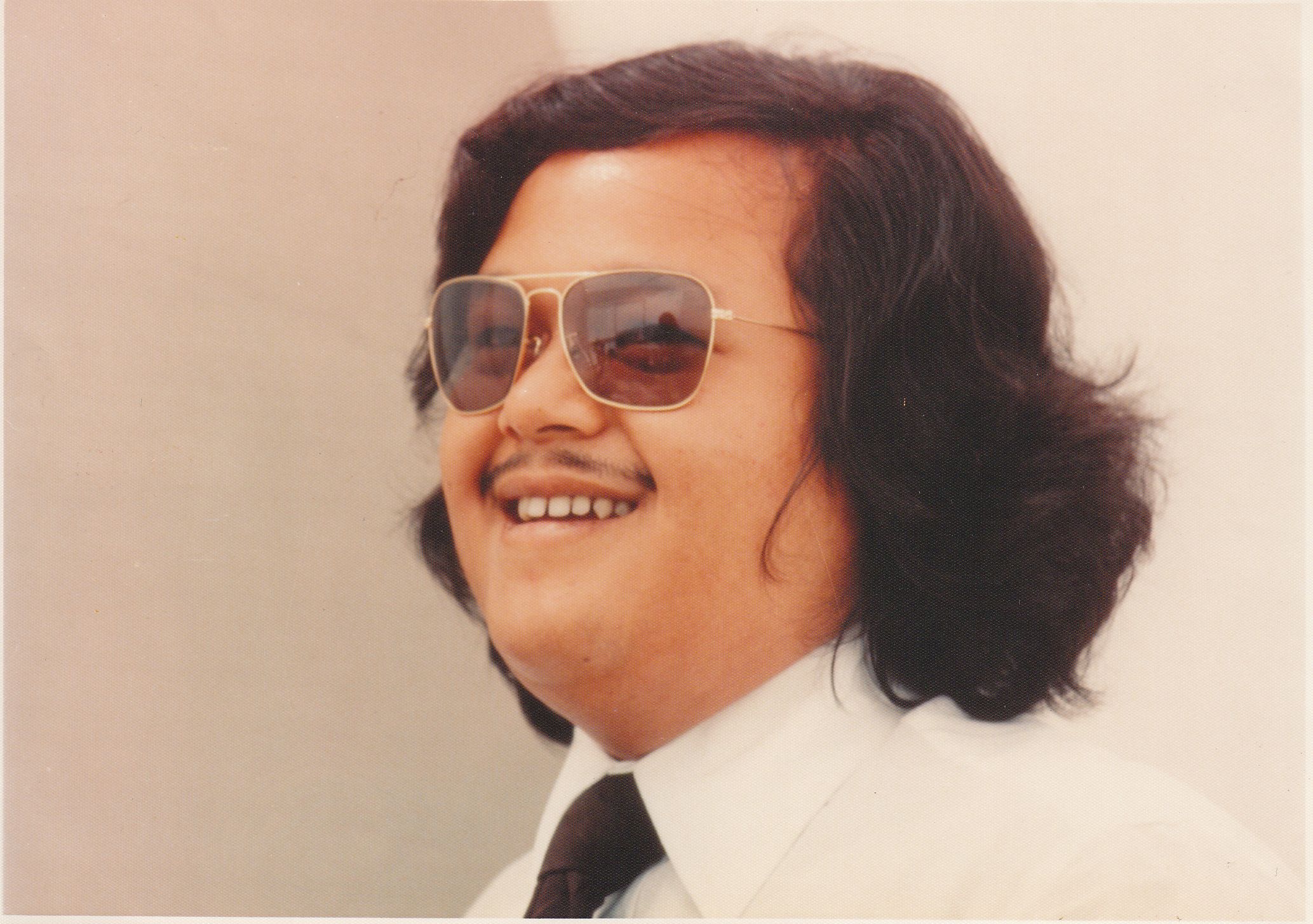 Prem Rawat Inspirational Speaker Photo in Sunglasses and White Suit circa 1978