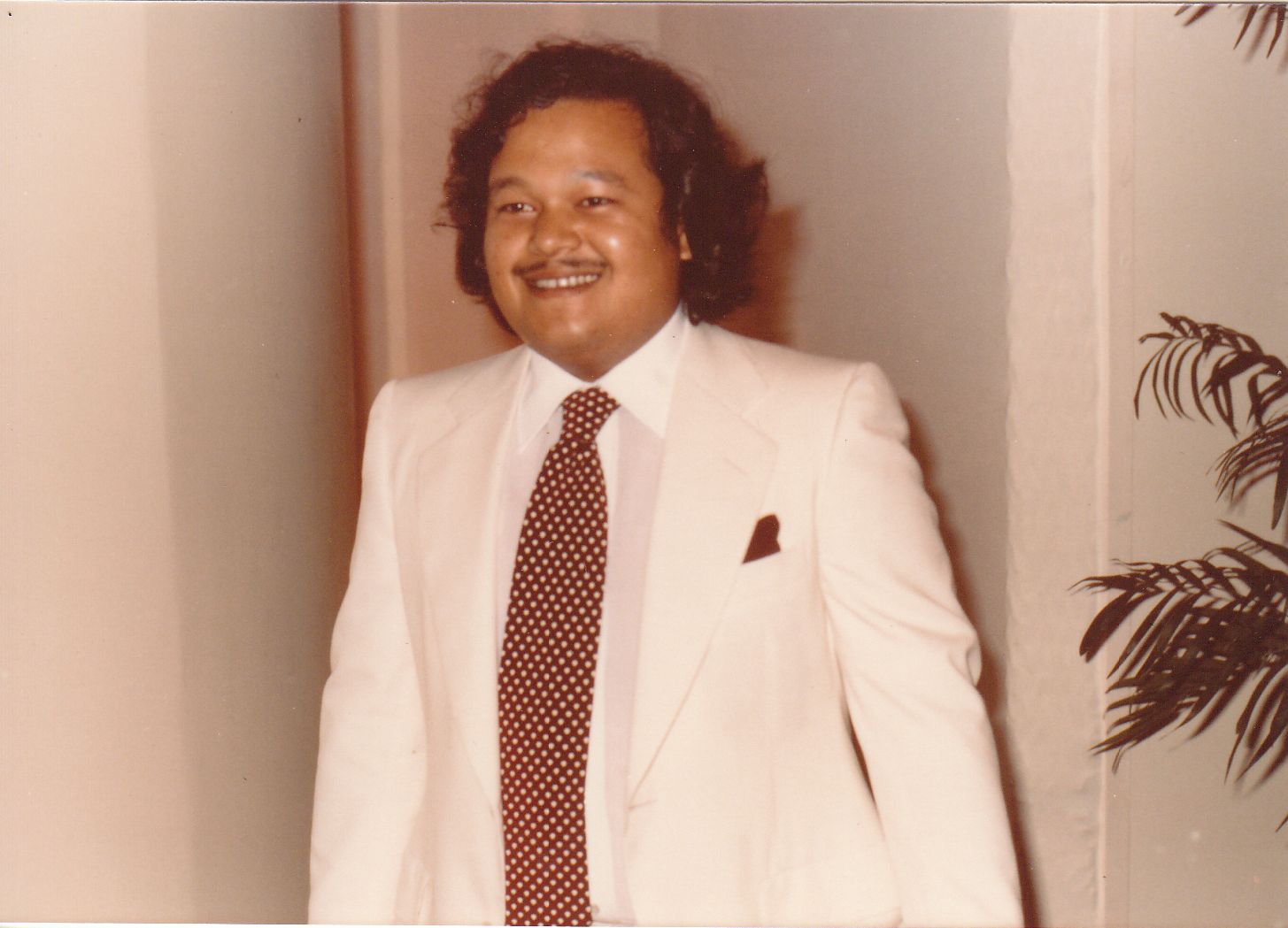 Prem Rawat Inspirational Speaker Photo in White Suit and Tie circa 1979