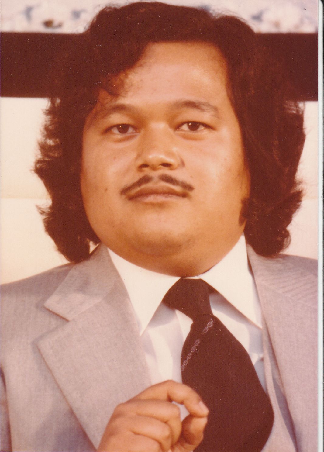 Prem Rawat Inspirational Speaker Photo On Stage On Throne 1978