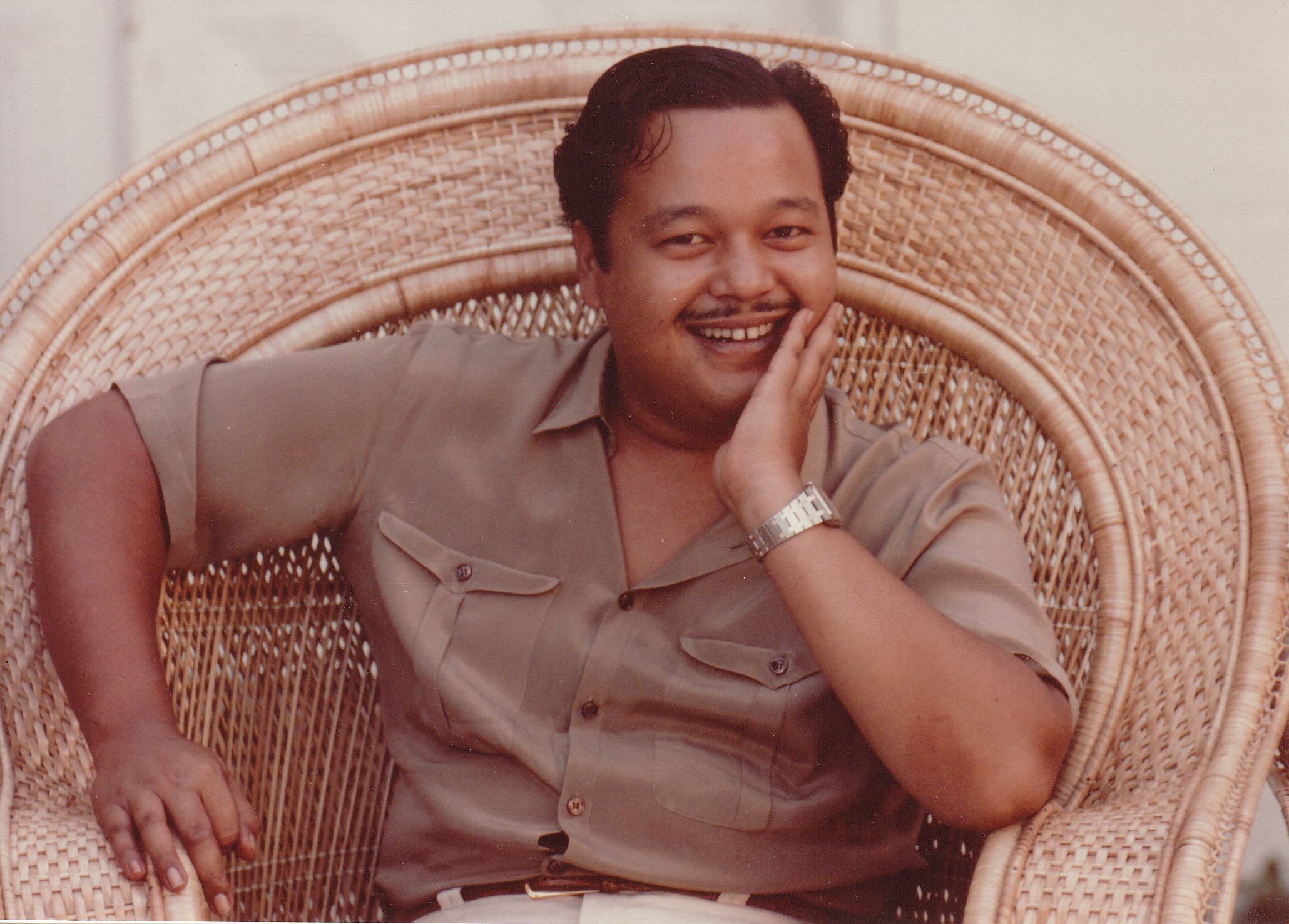 Prem Rawat Inspirational Speaker Photo On Stage In Cane Chair circa 1980