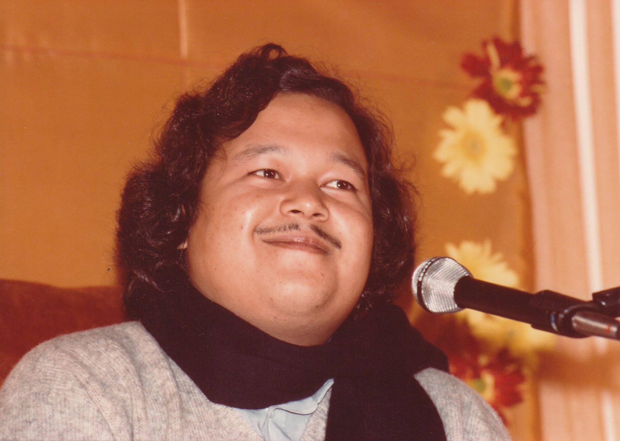 Prem Rawat Inspirational Speaker Photo On Stage With Microphone circa 1979