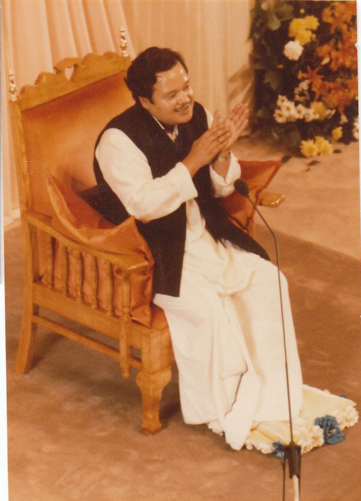 Prem Rawat Inspirational Speaker Photo On Stage In Indian Clothing circa 1980
