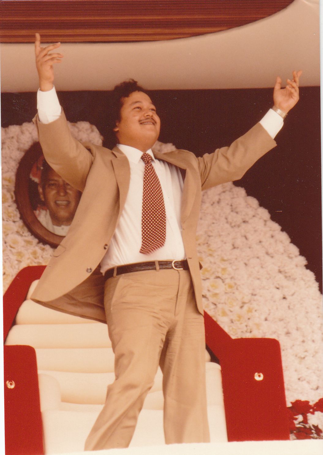 Prem Rawat Inspirational Speaker Photo On Stage Dancing circa 1979