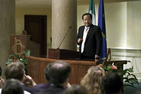 Maharaji addresses audience