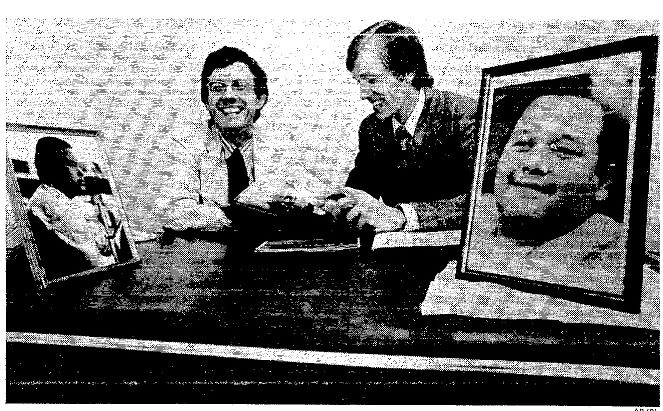 Ex-peace activist Rennie Davis (left) and Robert Mishler work for guru at Denver mission.