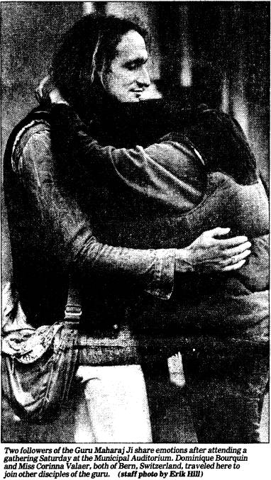 Guru holds his faithful enthralled