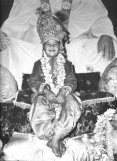 Prem Rawat Inspirational Speaker dressed as Krishna