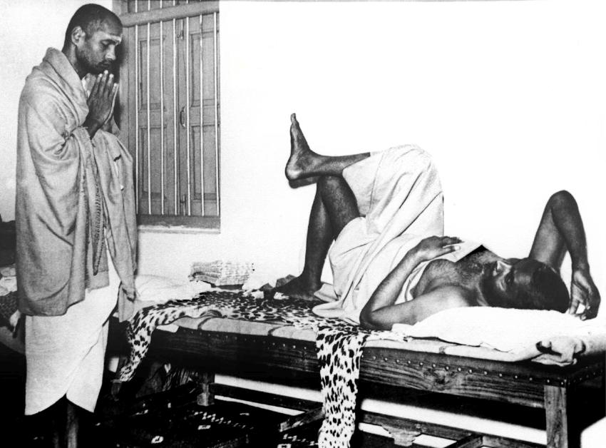 Muktananda worships Nityananda