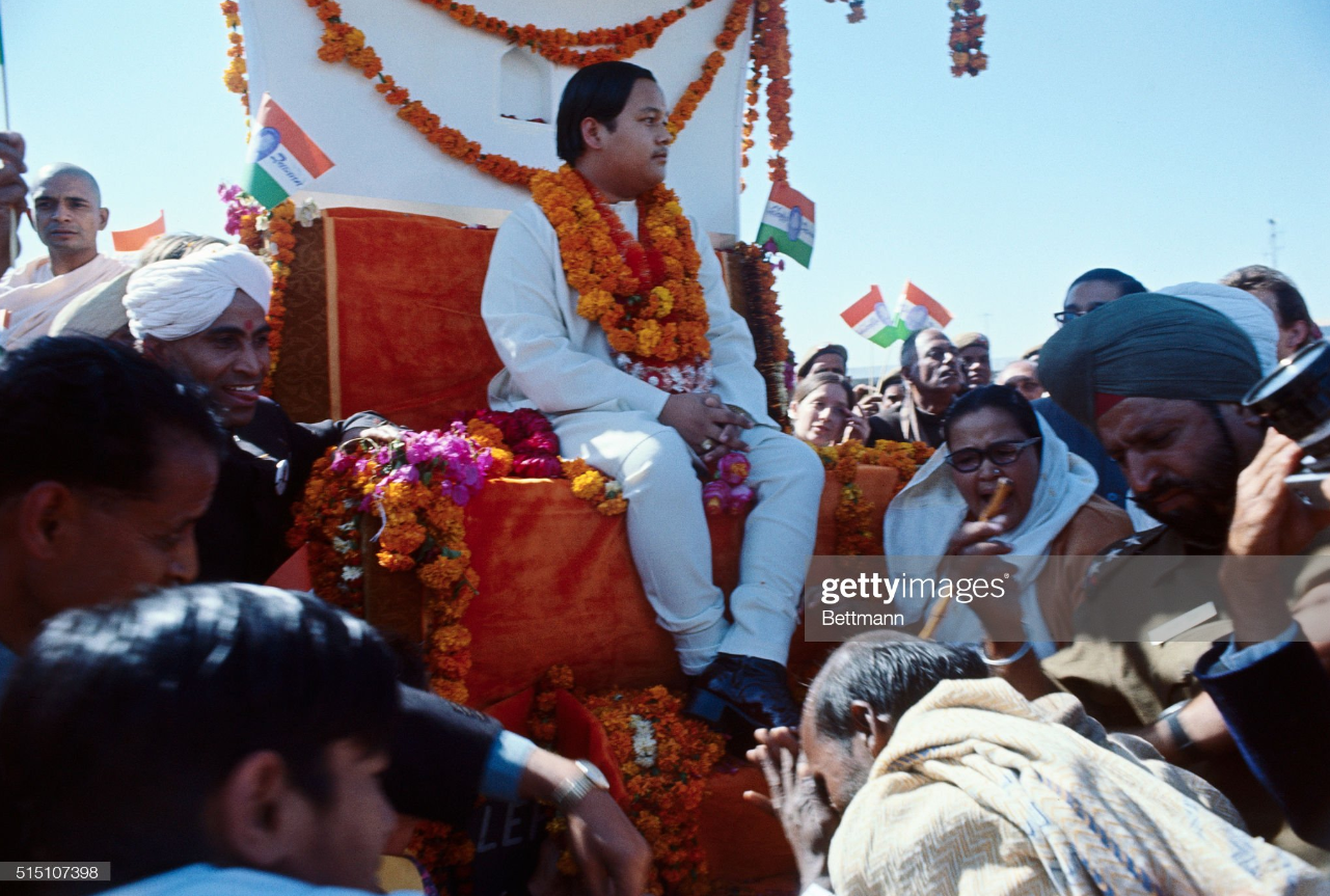 Teenage Prem Rawat having foot kissed
