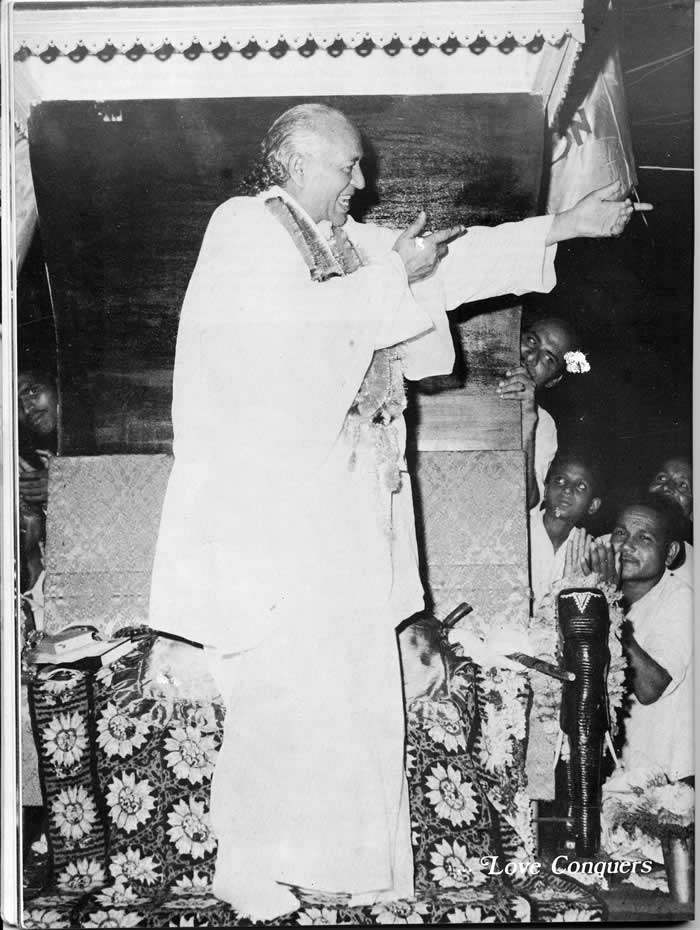The Flamboyant Shri Hans Ji Maharaj